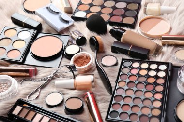 Kürklü ekose farklı profesyonel makyaj ürünleri seti