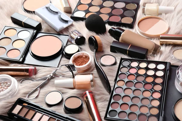 Kürklü ekose farklı profesyonel makyaj ürünleri seti