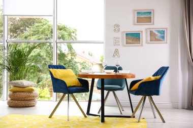 Servis edilen masa ve sandalyeler ile modern yemek odası iç