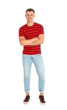 Beyaz arka plan üzerinde genç adamın tam uzunlukta portre
