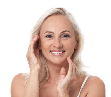 Beyaz arka plan üzerinde mükemmel bir cilt ile güzel olgun kadın Portresi