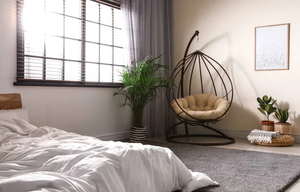 Chaise balançoire confortable avec oreiller dans la chambre intérieure — Photo