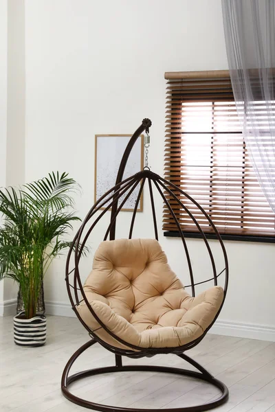 Удобное качели кресло с подушкой в интерьере номера — стоковое фото