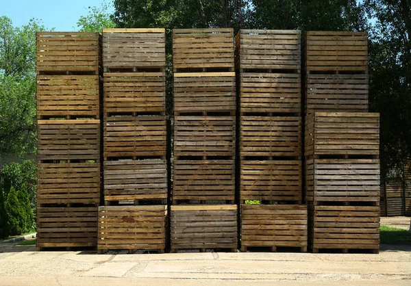 Montón de cajas de madera vacías en el patio trasero del almacén en el día soleado — Foto de Stock
