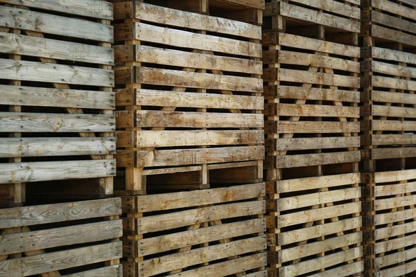 Montón de cajas de madera vacías al aire libre en un día soleado — Foto de Stock