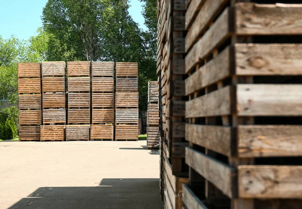 Oude lege houten kisten buiten op zonnige dag. Ruimte voor tekst — Stockfoto
