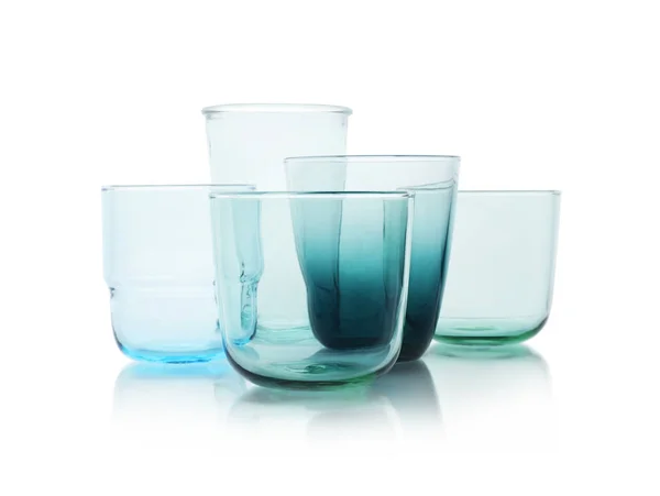 Zestaw kolorowych pustych szklanek na białym tle — Zdjęcie stockowe