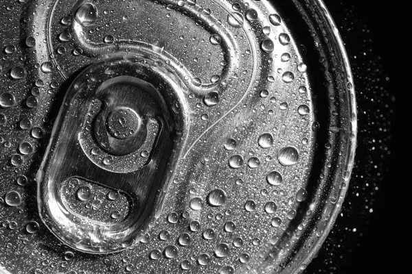 黒い背景に水滴で覆われた飲料のアルミニウム缶、トップビュー — ストック写真