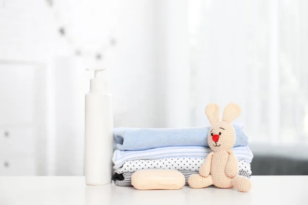 Baby accessoires op tafel in de kwekerij kamer. Ruimte voor tekst — Stockfoto