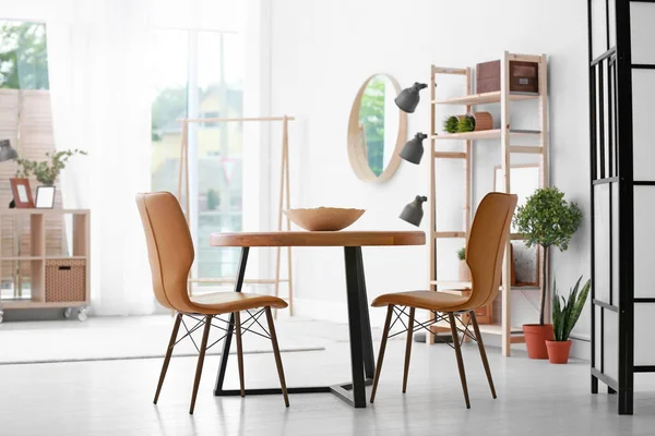Moderne eetkamer interieur met tafel en stoelen — Stockfoto