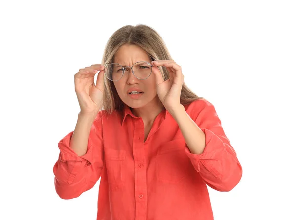 Młoda kobieta z problemami wzroku noszenie okularów na białym tle — Zdjęcie stockowe