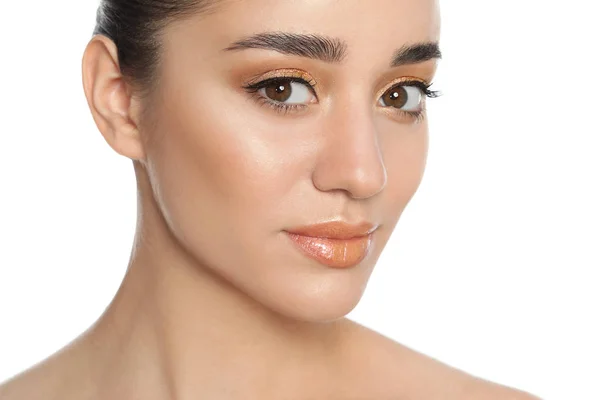 Mooie jonge vrouw met glitter make-up op witte achtergrond — Stockfoto
