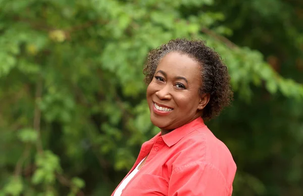 Портрет щасливого афро-американської жінки в парку — стокове фото