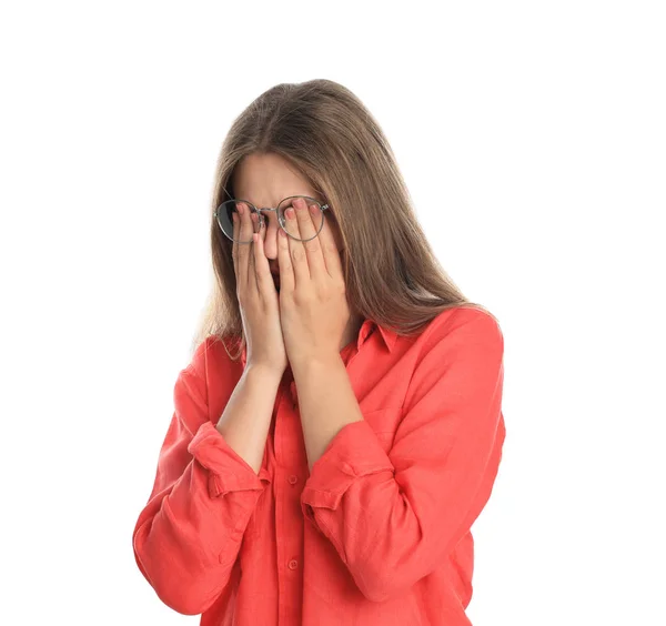 Mujer joven con gafas cubriendo los ojos sobre fondo blanco —  Fotos de Stock