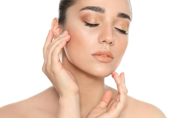 Belle jeune femme avec un maquillage à paillettes sur fond blanc — Photo