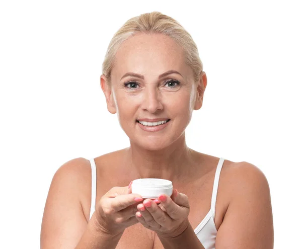 Retrato de hermosa mujer madura con la piel perfecta celebración tarro de crema sobre fondo blanco —  Fotos de Stock