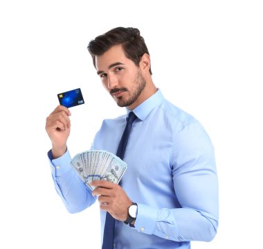Beyaz arka planda dolar ve kredi kartı ile Yakışıklı işadamı