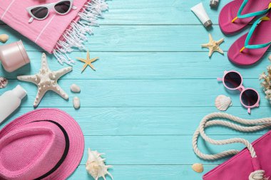 Açık mavi ahşap arka plan üzerinde şık plaj aksesuarları ile Düz döşeme kompozisyon, metin için alan