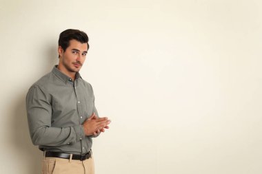 Bej geçmişi olan genç bir adam. Metin için alan