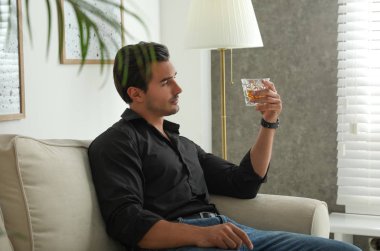 Evde bir bardak viski ile genç adam