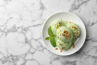 Mermer masa üzerinde lezzetli fıstıklı dondurma, üst görünümü. Metin için alan