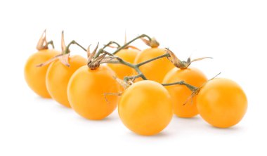 Beyaz arka planda olgun sarı kiraz domates Dalı