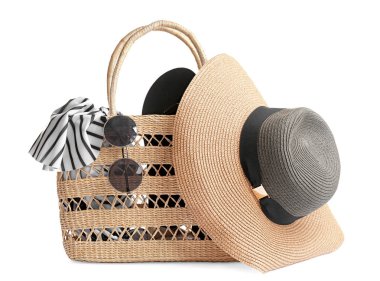 Beyaz arka planda plaj aksesuarları.