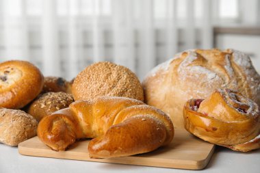 Kapalı beyaz masada taze ekmek ve hamur işleri