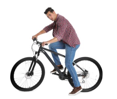 Beyaz arka plan üzerinde modern bisiklet ile Yakışıklı genç adam