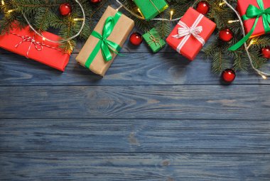 Noel dekorasyon ve hediye kutuları mavi ahşap arka plan, düz yatıyordu. Metin için alan