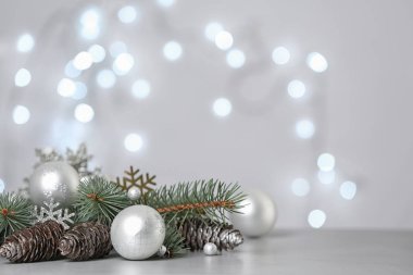 Bulanık ışıklara karşı masada Noel dekorasyonu. Metin için alan