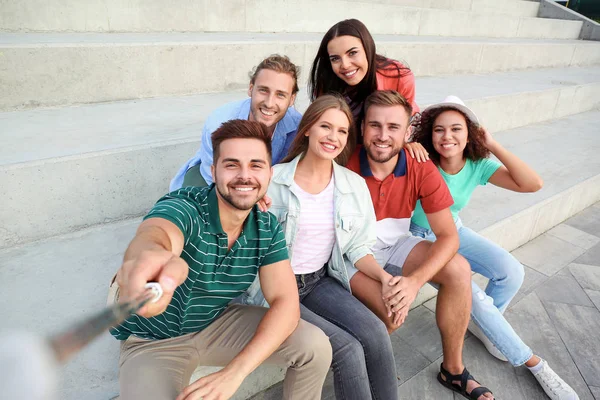 Ευτυχισμένοι νέοι άνθρωποι που παίρνουν selfie στις σκάλες σε εξωτερικούς χώρους — Φωτογραφία Αρχείου