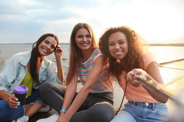 Mujeres jóvenes felices tomando selfie al aire libre en un día soleado —  Fotos de Stock