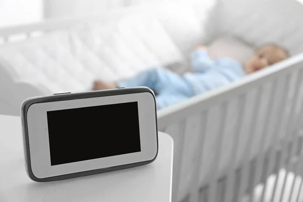 Babyphone auf dem Tisch neben Kinderbett mit Kind im Zimmer. Video-Kindermädchen — Stockfoto