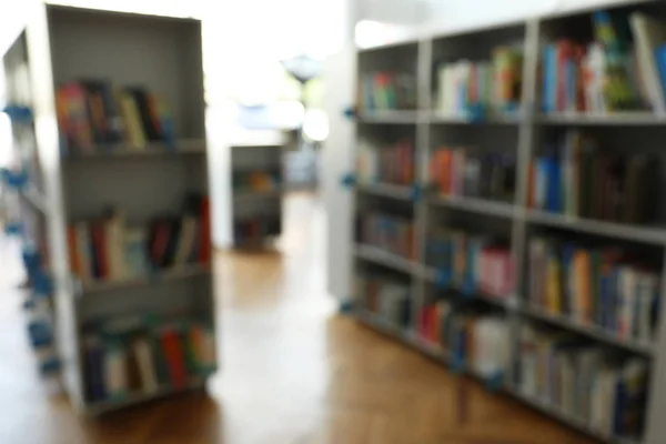 Размытый вид интерьера библиотеки с книжными шкафами — стоковое фото