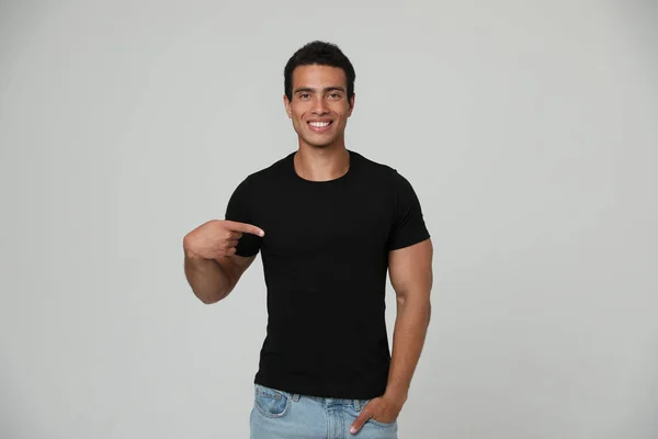Csinos, fiatal afro-amerikai férfi üres póló a világos háttér. Tervezéshely — Stock Fotó