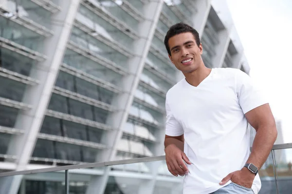 Un joven afroamericano guapo en la calle City. Espacio para texto —  Fotos de Stock