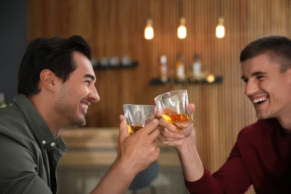 Jovens bebendo uísque juntos no bar — Fotografia de Stock