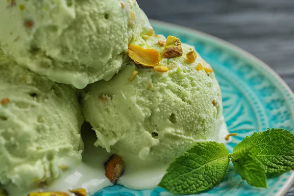 Läcker grön glass serveras på blå tallrik, närbild — Stockfoto