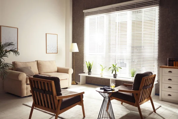 Vardagsrum interiör med bekväm soffa och fåtöljer — Stockfoto
