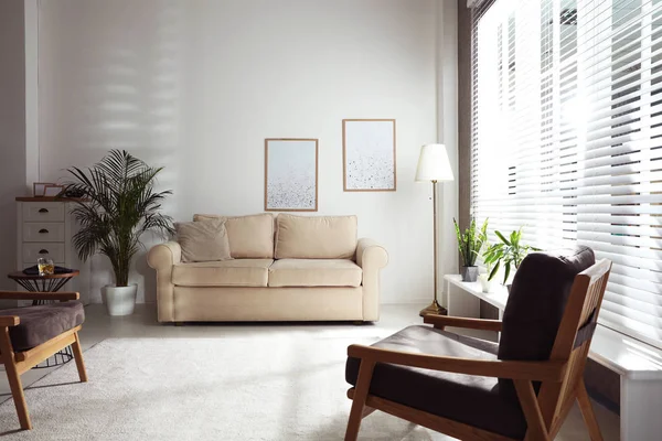 Interior ruang tamu dengan sofa nyaman di dekat jendela — Stok Foto
