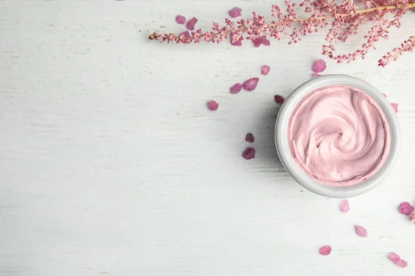 Mascarilla profesional con flores sobre mesa de madera blanca, plano. Espacio para texto — Foto de Stock