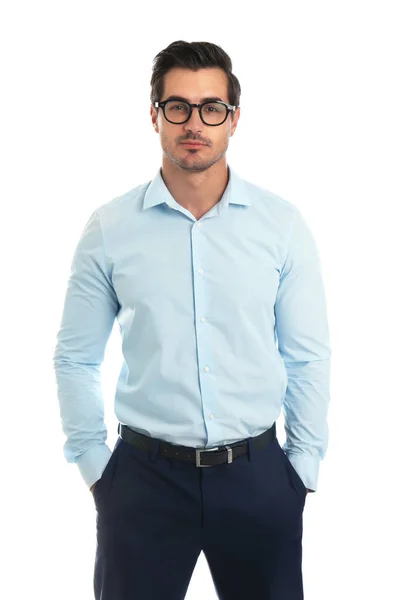 Giovane insegnante maschio con occhiali su sfondo bianco — Foto Stock
