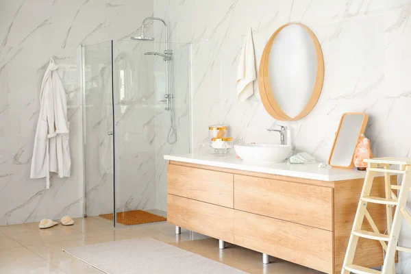Nowoczesna łazienka wnętrze z kabiną prysznicową, zlewozmywak i okrągłe lustro — Zdjęcie stockowe