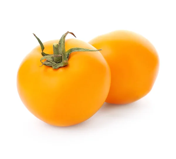 Deliciosos tomates anaranjados maduros sobre fondo blanco —  Fotos de Stock