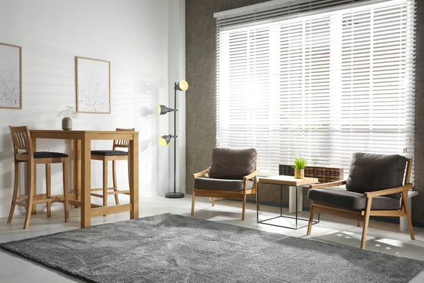 Interior de quarto moderno com mobiliário elegante e confortável — Fotografia de Stock