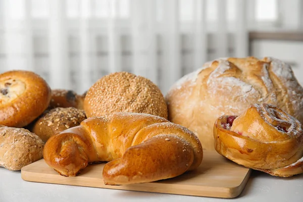 실내 흰색 테이블에 신선한 빵과 페이스트리 — 스톡 사진