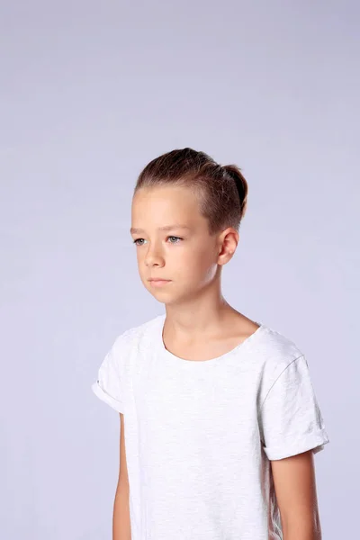 Lindo niño en traje casual sobre fondo claro —  Fotos de Stock