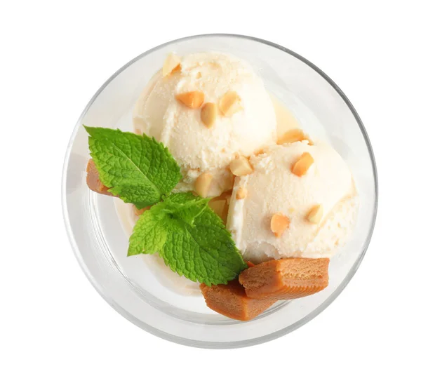 Taça de vidro de sorvete com balas de caramelo, hortelã e nozes no fundo branco, vista superior — Fotografia de Stock