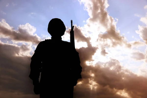 Dışarıda devriye gezen makineli tüfekli bir asker. Askerlik hizmeti — Stok fotoğraf
